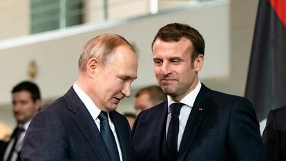 Vladimir Putin y Emmanuel Macron, en enero de 2020 en Berlín, en una conferencia internacional sobre Libia.