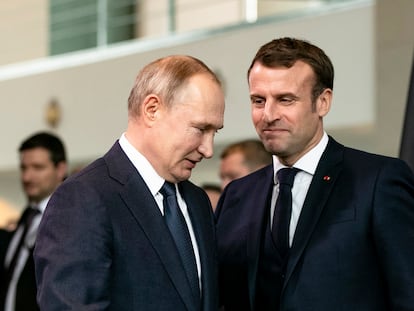 El presidente francés, Emmanuel Macron, (derecha) y el presidente ruso Vladimir Putin, en enero de 2020 en Berlín.