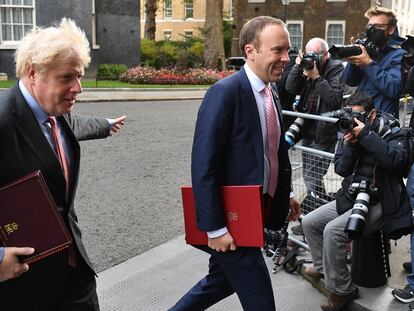 El primer ministro británico, Boris Johnson (a la izquierda), y el ministro de Sanidad, Matt Hancock, en Downing Street el 30 de septiembre de 2020.
