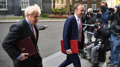 El primer ministro británico, Boris Johnson (a la izquierda), y el ministro de Sanidad, Matt Hancock, en Downing Street el 30 de septiembre de 2020.