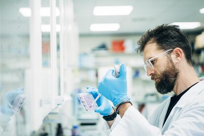 Arkaitz Carracedo, investigador del cáncer en Euskadi en unas fotografías cedidas por él mismo.