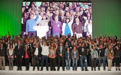 Fin del acto de Bildu en Barakaldo, que contó con decenas de líderes sobre el escenario.