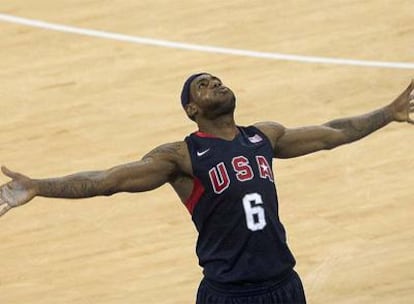 La estrella del equipo de Estados Unidos, LeBron James, celebra el triunfo ante Angola