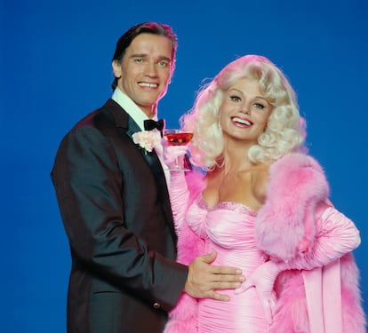 Loni Anderson y Arnold Schwarzenegger como Jayne Mansfield y Mickey Hargitay en el telefilm 'La historia de Jayne Mansfield' (1980).