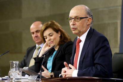 El ministro de Hacienda, tras el Consejo junto a Santamaría y Guindos.