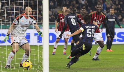 Abbiati observa el balón después de marcar Rodrigo Palacio