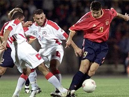 Valerón trata de escaparse con el balón ante dos jugadores armenios.