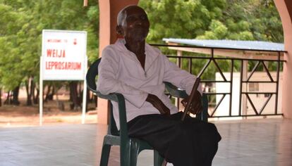 Koju Aggrey, hoy un anciano de 90 años, en el centro para personas que han padecido lepra en la localidad de Weija, muy cerca de Accra, capital de Ghana.