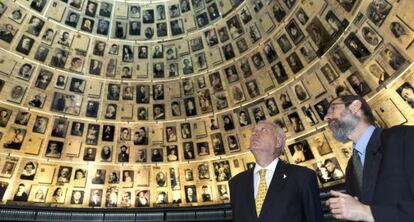 El ministro espa&ntilde;ol de Asuntos Exteriores, Jos&eacute; Manuel Garc&iacute;a-Margallo, observa los retratos de las v&iacute;ctimas del Holocausto en el museo Yad Vashem en Jerusal&eacute;n.