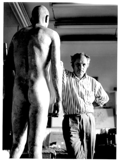 Antonio López, en su estudio junto a la escultura 'Hombre'. Madrid, 1992.