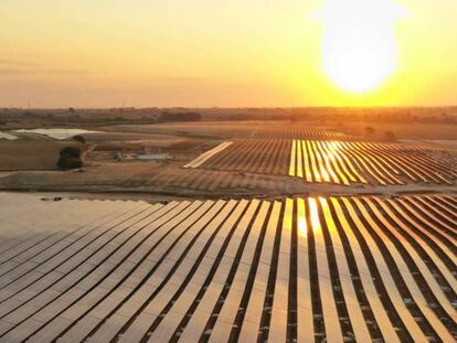  Imagen de archivo de una planta solar.