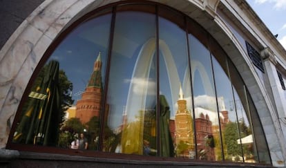 Reflexo do Kremlin em um dos McDonald's fechados em Moscou.