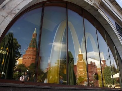 El Kremlin, reflectit en un dels McDonald's tancats a Moscou.