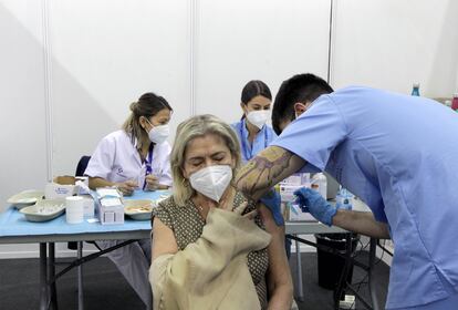 Una mujer se vacuna en el pabellón de la Casilla en Bilbao, este miércoles.