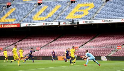 Vista del Camp Nou sin asistentes durante una jugada del partido entre el Barcelona y las Palmas.