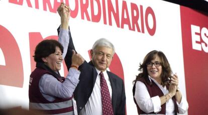 L&oacute;pez Obrador y Delfina G&oacute;mez, en un acto reciente. 