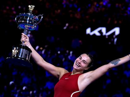 Sabalenka posa con el trofeo de campeona en la Rod Laver Arena de Melbourne.