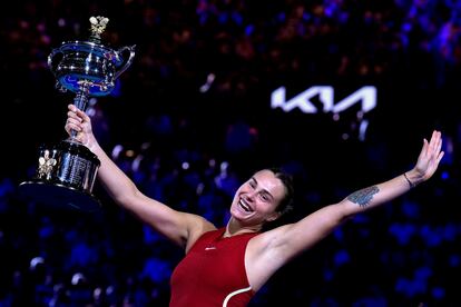 Sabalenka posa con el trofeo de campeona en la Rod Laver Arena de Melbourne.