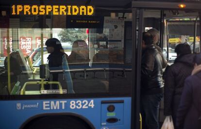 Un autobús municipal cruza ayer una calle con los comercios preparados ya para las rebajas.