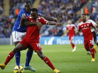 Berahino lucha con Morgan en el Leicester-WMB de la Premier. 