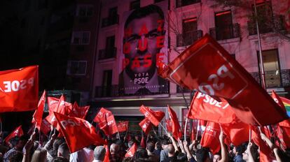 Seguidores socialistas durante la intervención del presidente del Gobierno, Pedro Sánchez, en el exterior de la sede de la calle Ferraz de Madrid. 