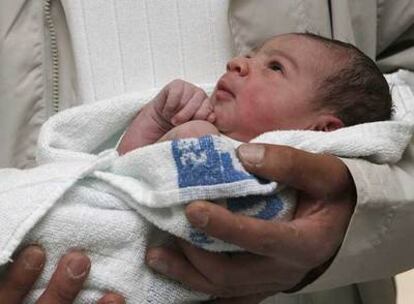 Paolo Enrique, el primer bebé nacido en Madrid en 2008, en brazos de su padre.