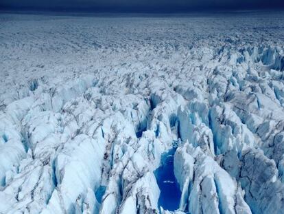 Uma geleira na Antártica fotografada desde um helicóptero a 30 metros de altura.