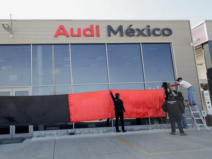 Integrantes del sindicato de trabajadores de Audi cuelgan una bandera en la planta de la automotriz en Puebla, el 24 de enero.