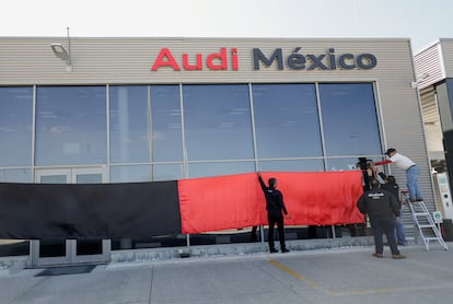 Integrantes del sindicato de trabajadores de Audi cuelgan una bandera en la planta de la automotriz en Puebla, el 24 de enero.