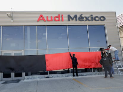 Trabajadores de Audi Mexico cuelgan una bandera al inicio de la huelga en la fábrica de Puebla, en enero de 2024.