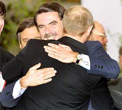 José María Aznar abraza al presidente de Rusia, Vladímir Putin, ayer durante el Consejo Europeo de Estocolmo.