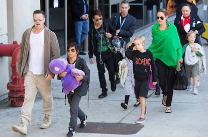 Brad Pitt y Angelina Jolie, acompañados de sus hijos, en el aeropuerto de Los Ángeles en 2014