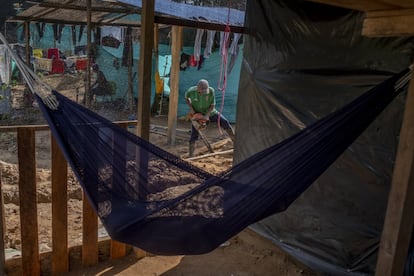 La sanidad pública colombiana solo presta atención a personas migrantes en tres casos: urgencias vitales, consultas prenatales a mujeres embarazadas —aunque no les entregan medicamentos ni les realizan ecografías— y vacunación básica de los niños menores de 10 años; lo que en Colombia se conoce como Plan Ampliado de Inmunizaciones (PAI). Esta última no incluye la inyección contra la covid-19.