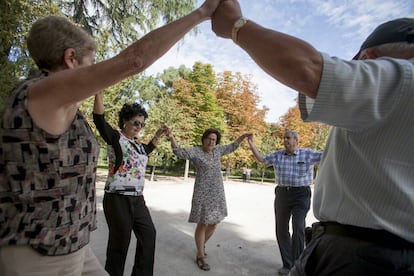 Miembros del Cercle Catal&agrave; de Madrid bailan una sardana en el parque del Retiro este domingo.