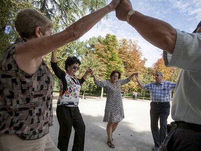 Miembros del Cercle Catal&agrave; de Madrid bailan una sardana en el parque del Retiro este domingo.