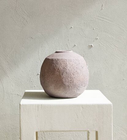Zara Home ha añadido a su colección de Otoño/Invierno 2018 hasta cuatro jarrones de cemento.