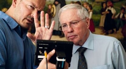 Christophe Blocher junto al director del documental sobre su figura.