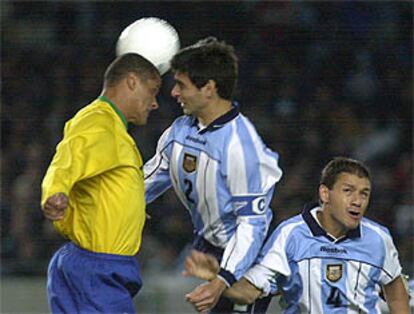 Rivaldo y Ayala luchan por un balón, en un momento del partido.