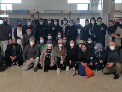 Grupo de turistas españoles varados en el aeropuerto de Agadir, este martes 30 de noviembre.