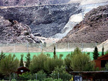 Ladera de la montaña de basura que se desprendió y sepultó a un trabajador en el vertedero entre Orihuela y Abanilla.