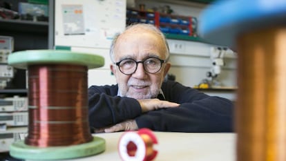 El físico Javier Tejada, en su laboratorio de la Universidad de Barcelona.