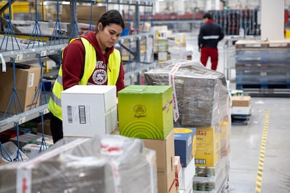 Empleados de una empresa logística de Toledo, este martes.