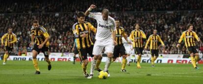Pepe es acosado por varios jugadores del Zaragoza