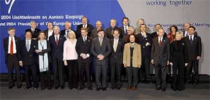 Los ministros de Exteriores de la Unión Europea posan para la tradicional <i>foto de familia</i> en la cumbre celebrada en Tullamore.