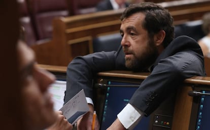 Hernando (PSOE), tapado por Sánchez, sujeta un papel con el cálculo de las elecciones gallegas y vascas mientras habla con Gutiérrez (Ciudadanos).