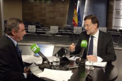 Rajoy (derecha), durante la entrevista que le ha realizado hoy en el Palacio de la Moncloa el periodista Carlos Herrera.