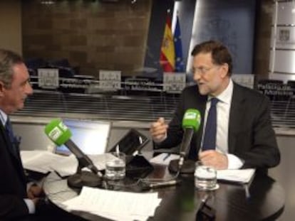 Rajoy (derecha), durante la entrevista que le ha realizado hoy en el Palacio de la Moncloa el periodista Carlos Herrera.