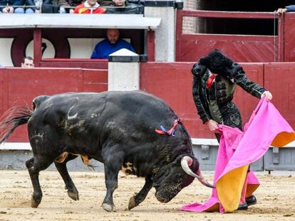 Juan Ortega torea de capote al segundo toro de la corrida.