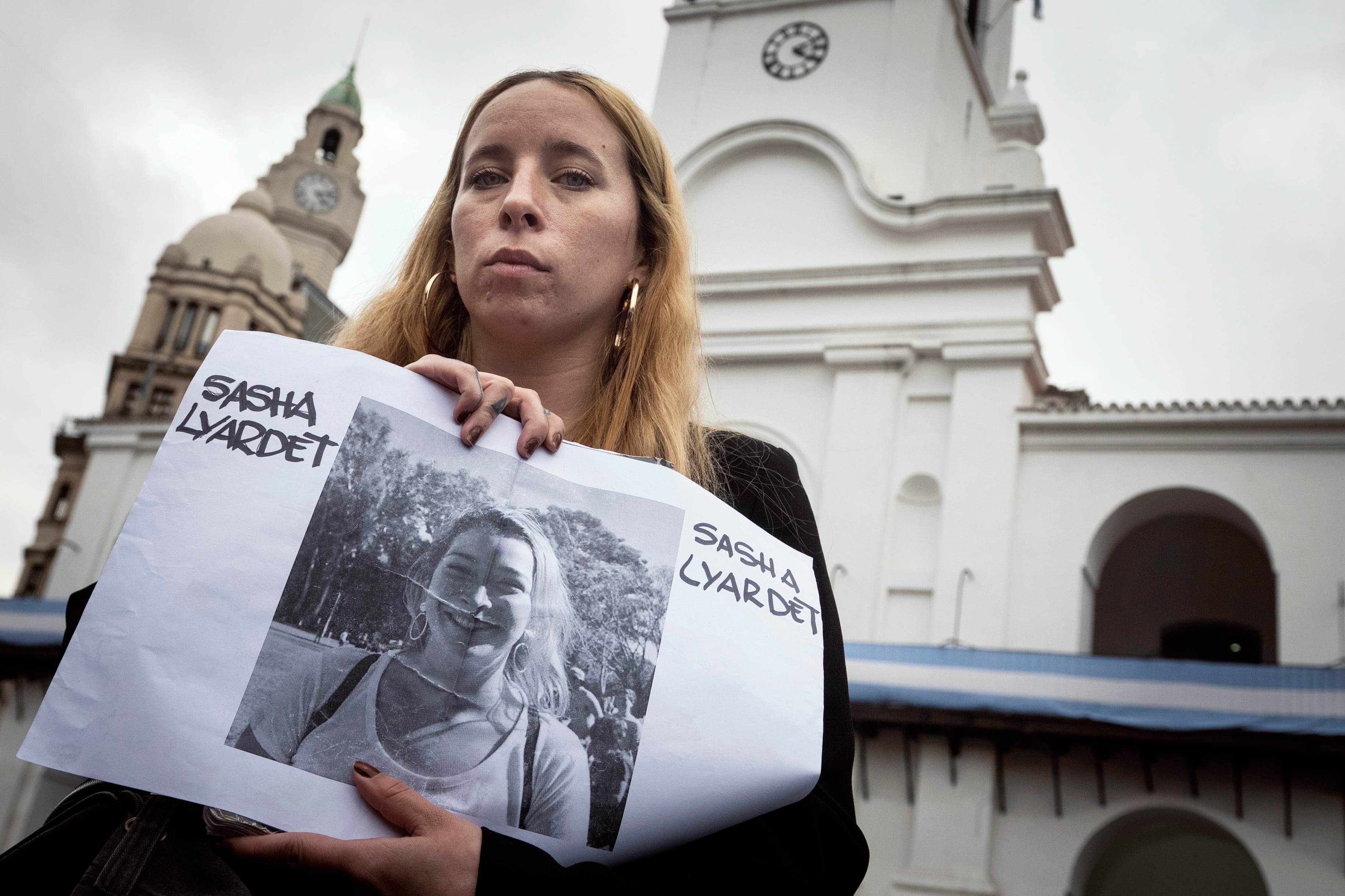 Grisel Llyardet sostiene un cartel con la foto de su hermana Sasha, detenida en el marco de las protestas ocurridas el miércoles 12 de junio 2024.