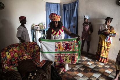 La Asociación de Mujeres Guineanas Marcadoras de Tela (AMUGUIMAPA) aglutina a una treintena de artesanas del bordado tradicional de Guinea Bisáu. En la imagen, la fundadora y presidenta de la organización, Ana Joao Afonso Bagine, muestra una de sus creaciones a medio hacer.
